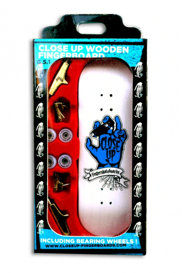 CLOSE UP FINGERBOARD RIDING HAND
